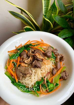 Hình của món Bún Gạo Xào Lòng Gà.