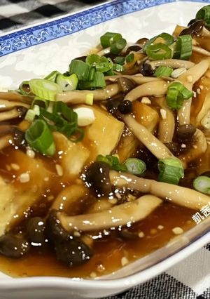 A picture of Braised Mushrooms and Tofu.