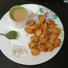 A picture of Moongdal pakoda.
