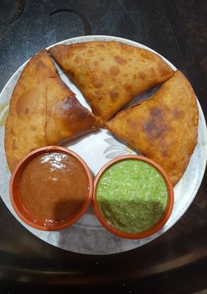 સમોસા (Samosa Recipe In Gujarati) રેસીપી મુખ્ય ફોટો