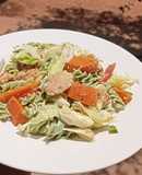 Ensalada de fideos con vegetales y pollo