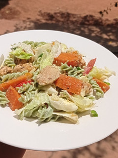 Una foto de Ensalada de fideos con vegetales y pollo