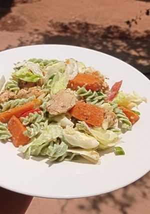 Una foto de Ensalada de fideos con vegetales y pollo