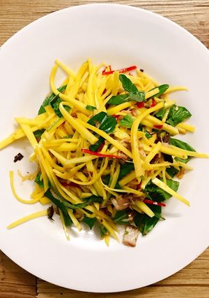 Hình của món Gỏi xoài cá thu chiên.