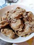 Tortelloni di castagne con formaggi e speck alla panna e funghi