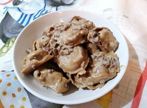 Foto di Tortelloni di castagne con formaggi e speck alla panna e funghi