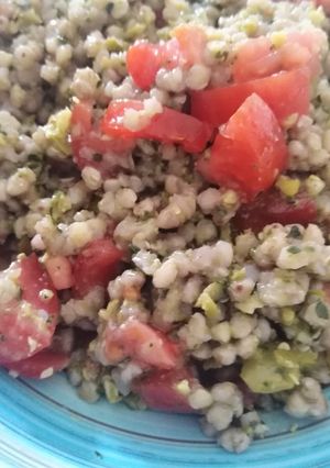 Foto di Grano saraceno con olive, basilico e pomodorini
