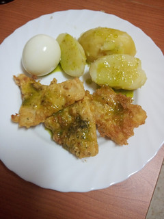 Una foto de Merluza rebozada al limón con papas cocidas, mojo y huevo duro