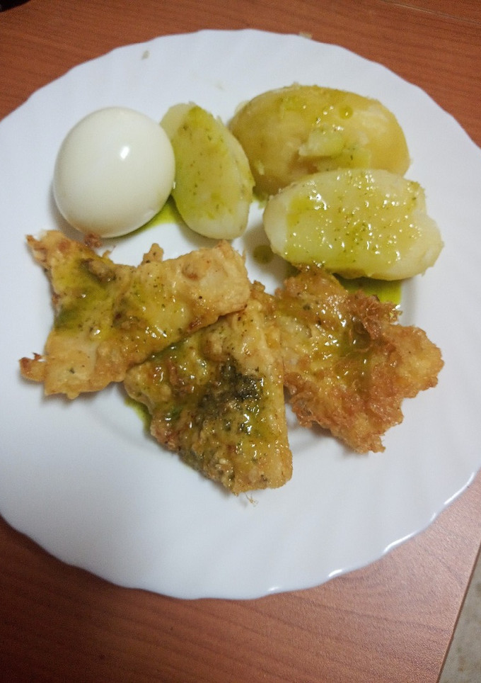 Una foto de Merluza rebozada al limón con papas cocidas, mojo y huevo duro