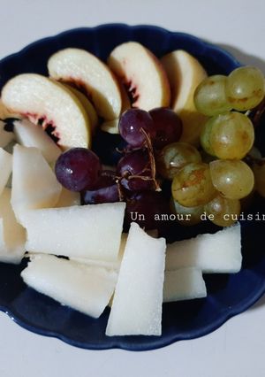 Une photo de Assiette de fruits frais coupés 🍴