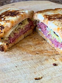 Una foto de Reuben sándwich