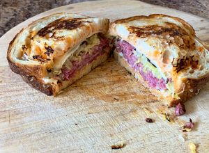 Una foto de Reuben sándwich