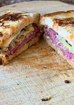 Una foto de Reuben sándwich