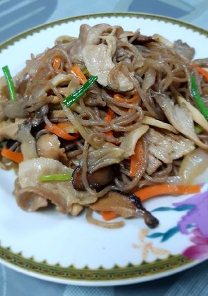 รูปของ เส้นบุกผัดเห็ด
