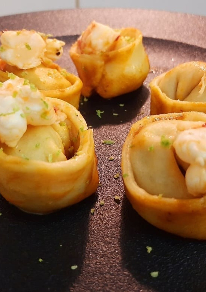 Una foto de Tortelloni Cacio e Pepe con Langostinos al Limón