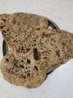 પાલક પરાઠા (Palak Paratha recipe in Gujarati) રેસીપી મુખ્ય ફોટો