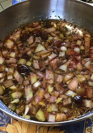 Une photo de Marinade pour gibier aux cranberries, oignon, thym, vin rouge, échalotes et citron