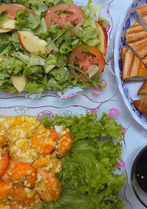Hình của món Bánh mì + tôm sốt trứng muối.