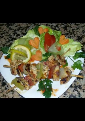 Une photo de Les brochettes de poulet a la plancha