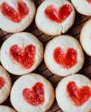 Galletas corazón de mermelada ❤️Heart shaped thumbprint cookies by Irum Zaidi from U. K. 🇬🇧