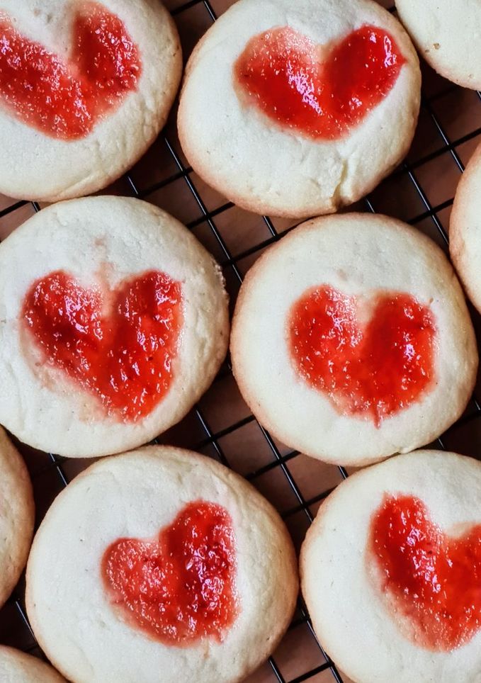 Una foto de Galletas corazón de mermelada ❤️Heart shaped thumbprint cookies by Irum Zaidi from U. K. 🇬🇧