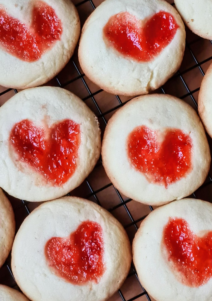 Una foto de Galletas corazón de mermelada ❤️Heart shaped thumbprint cookies by Irum Zaidi from U. K. 🇬🇧