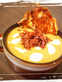 Una foto de Sopa Crema de Calabaza con Crocante de Queso y Jamón