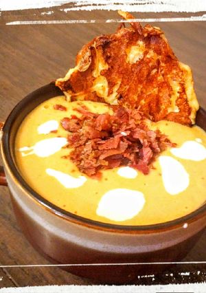 Una foto de Sopa Crema de Calabaza con Crocante de Queso y Jamón