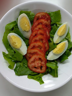 Una foto de Ensalada de Rúcula, Tomate y Huevo