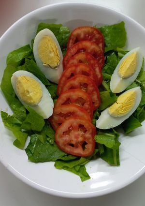 Una foto de Ensalada de Rúcula, Tomate y Huevo