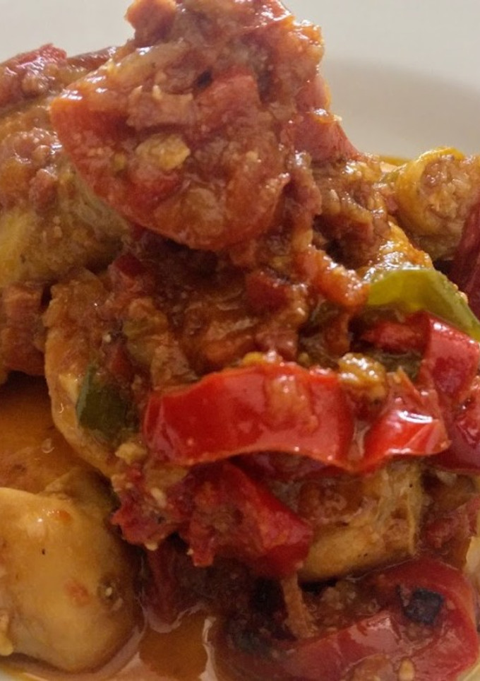 Una foto de Pollo al chilindrón