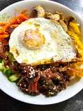 بيبيمباب (Bibimbap) اكلة كورية مشهورة ولذيذة جدا 👌👌 أنصحكم تجربوها