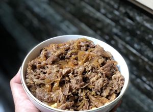 Foto resep Yoshinoya beef bowl / Gyudon