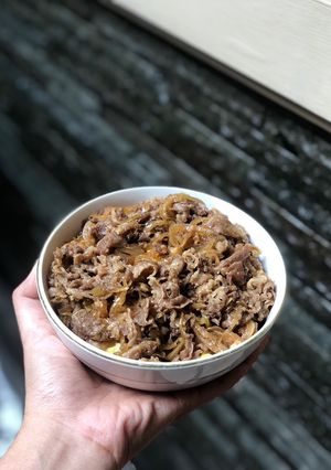 Foto resep Yoshinoya beef bowl / Gyudon