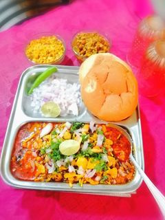 मिसल पाव (Misal pav recipe in Hindi) रेसिपी मुख्य फोटो