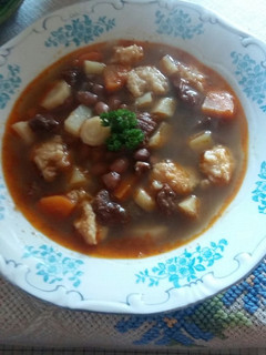 Babgulyás, marhalábszárból, gm. galuskával, cserép bográcsban recept fotója