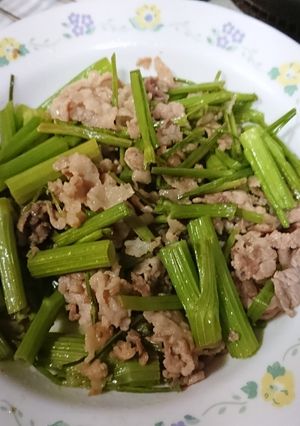 粗管芹菜炒五花肉 的食譜成品照片