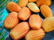 Una foto de magdalenas de frutas
