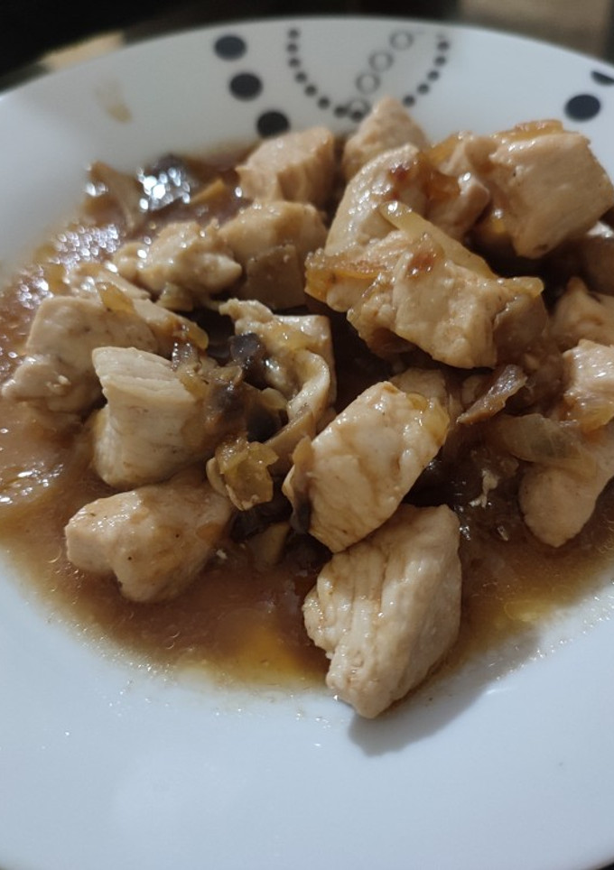 Una foto de Pollo con champiñones y salsa de soja