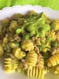 Pasta con crema di piselli e salsiccia
