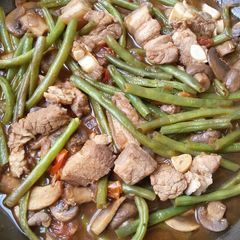 A picture of Pork, beans and mushrooms.