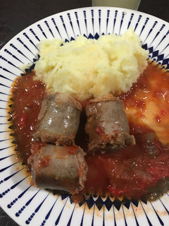 Una foto de Chorizo a la pomarola con puré