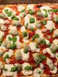 Pizza mit Blumenkohlboden und Erbsen-Pesto