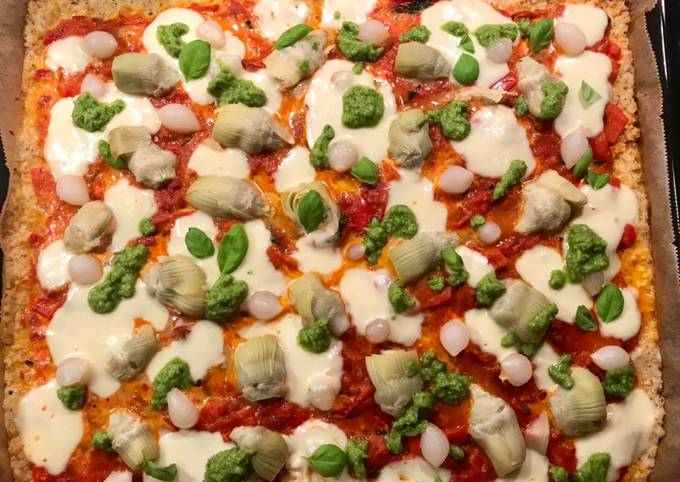 Pizza mit Blumenkohlboden und Erbsen-Pesto