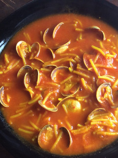 Una foto de Fideos con almejas 🥄
