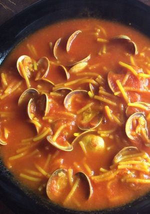Una foto de Fideos con almejas 🥄
