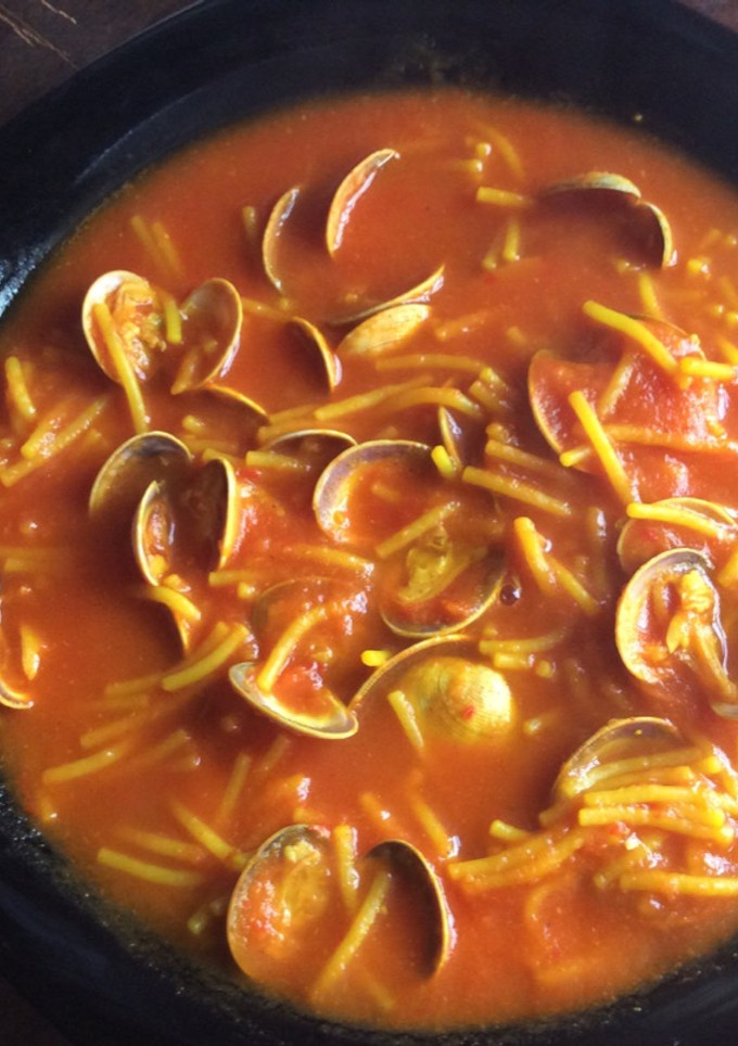 Una foto de Fideos con almejas 🥄