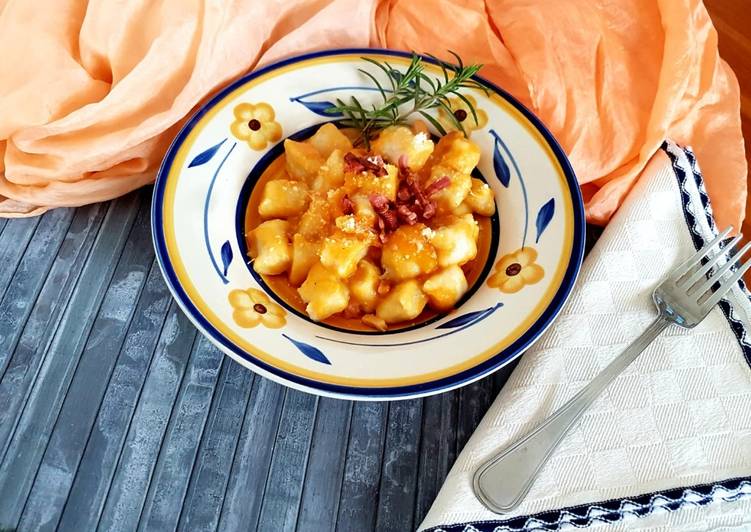 Gnocchi con crema di zucca e speck croccante