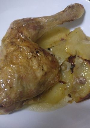 Una foto de Pollo asado con patatas