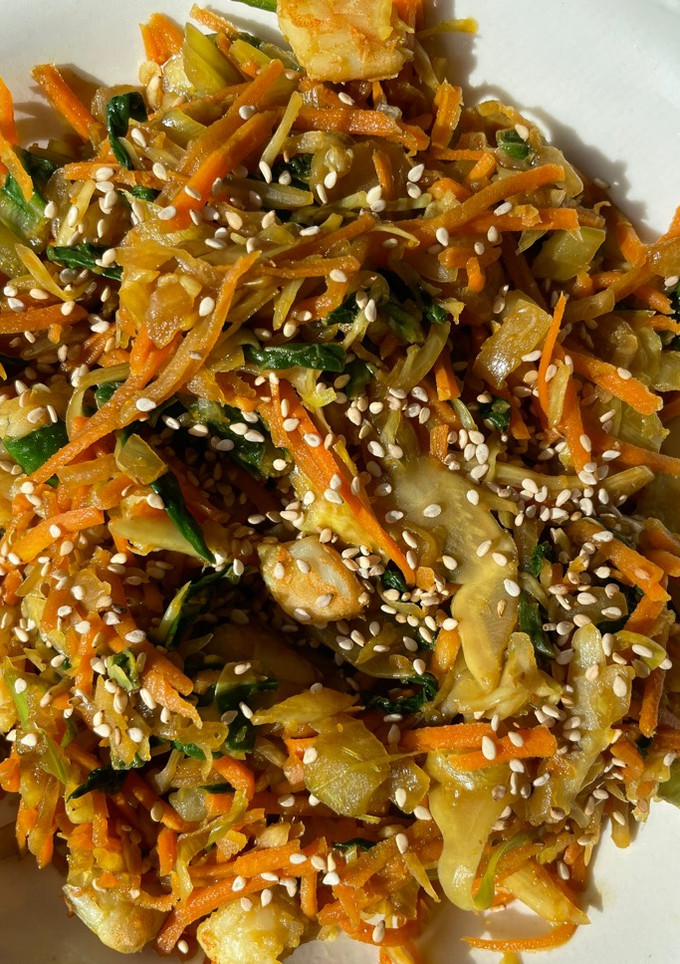 Una foto de Verduras con soja y langostinos